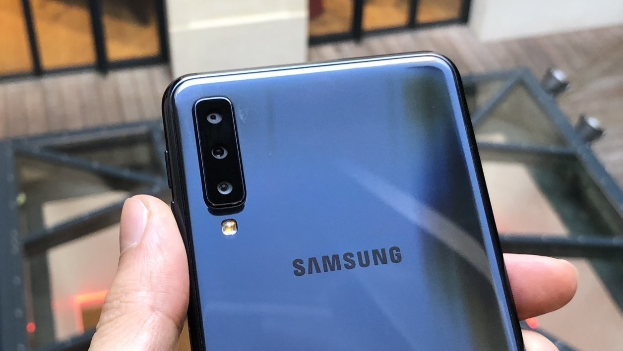 le premier smartphone Samsung avec trois modules de caméra coûte 350 euros