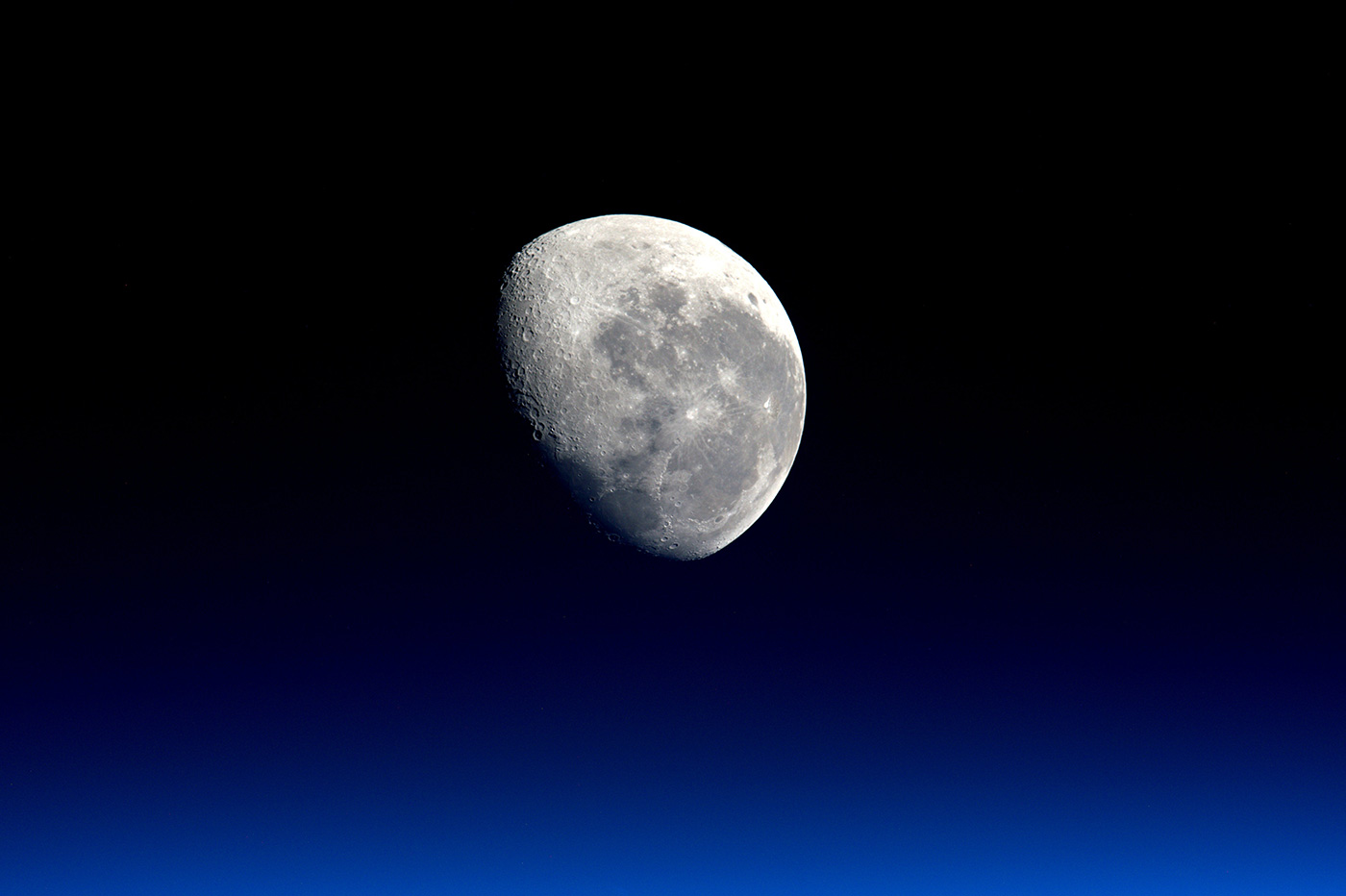 la Lune est en réalité dans l'atmosphère de la Terre!