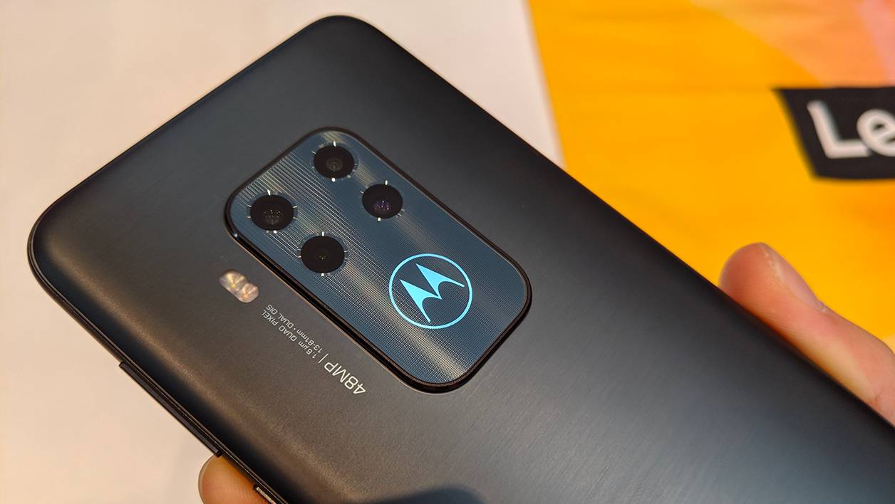 Motorola officialise son premier smartphone avec un module de caméra quadruple: le One Zoom