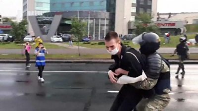 Manifestations en Biélorussie: des affrontements entre la police et les manifestants alors que 100000 se rassemblent à Minsk