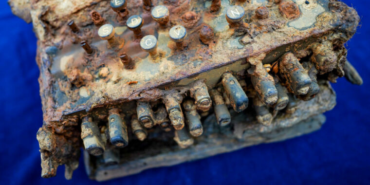 Rouillé mais intact: une machine de chiffrement Nazi Enigma trouvée en mer Baltique