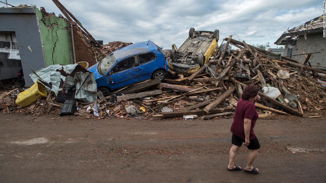 Tornade tchèque: 3 morts alors qu’une rare tempête frappe des villages