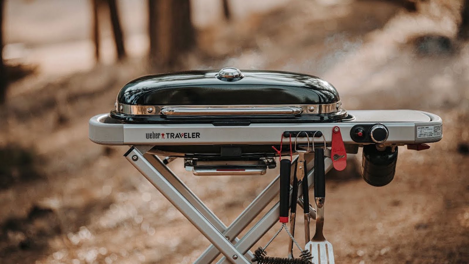 Le barbecue à gaz portable Weber Traveler a un pli compact pour le rangement et se glisse facilement dans une voiture » Gadget Flow