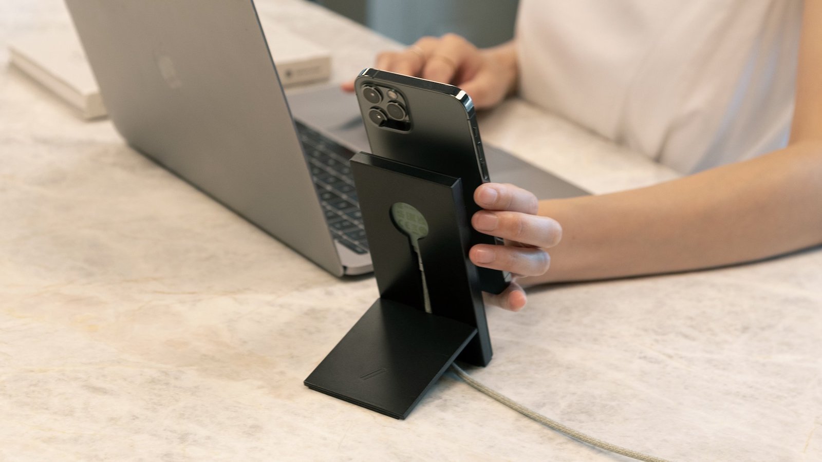 Le chargeur et le support Native Union MagSafe Booster Duo pour iPhone 12 élèvent votre charge »Gadget Flow
