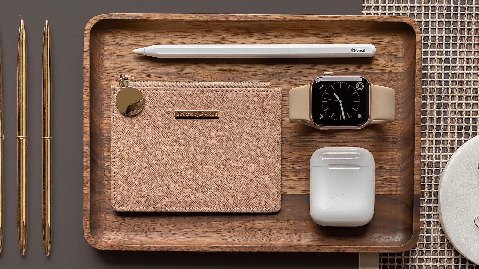 Le plateau de réception en bois Oakywood a un beau bois naturel et maintient les accessoires organisés »Gadget Flow