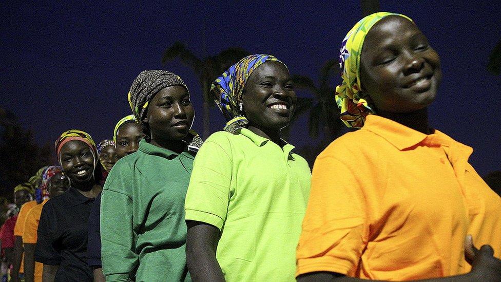 Une écolière de Chibok rentre chez elle sept ans plus tard