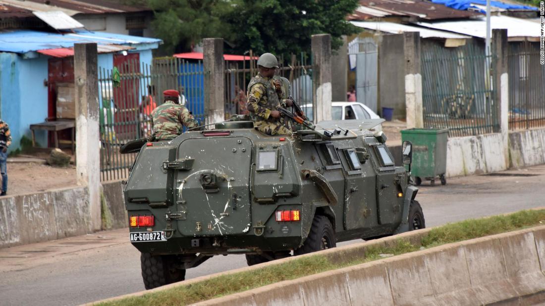 Un officier militaire guinéen déclare que le président a été arrêté, alors qu’un coup d’État apparent se déroule