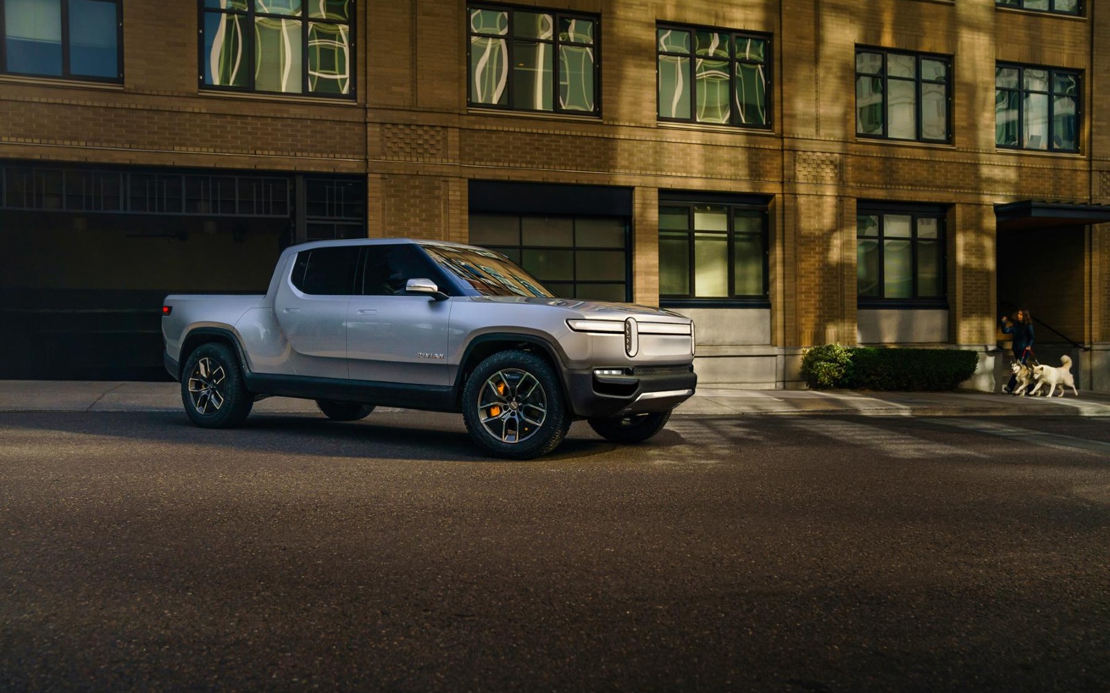 Le pick-up électrique et le SUV de Rivian ont officiellement plus de 300 miles d’autonomie