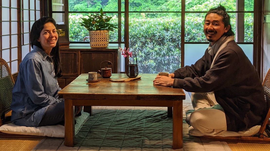Couple qui a transformé une maison japonaise abandonnée en une maison d’hôtes