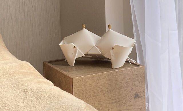 La lampe de table Crab inspirée de l’origami par Metal Goat combine lumière douce et design sculptural